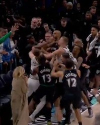 爱游戏体育官方网站-NBA官方：约基奇因冲突被罚款5万美元，兰德尔被罚款3.5万